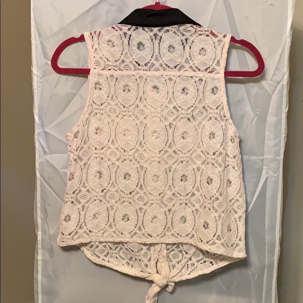White collared unique tee! - Picture 3 of 3